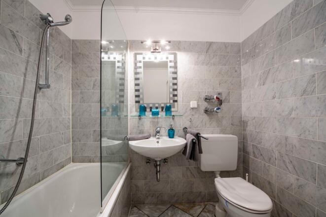 Behagliches & gut ausgestattetes Bad mit Wanne & Dusche