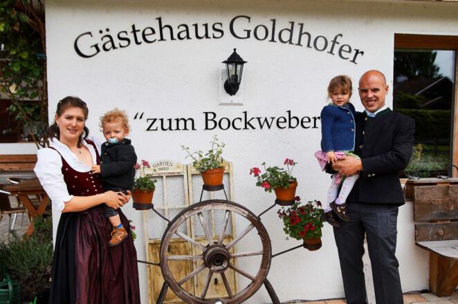 Wir sind Ihre Gastgeber - Stefan und Franziska mit Viktoria und Maximilian