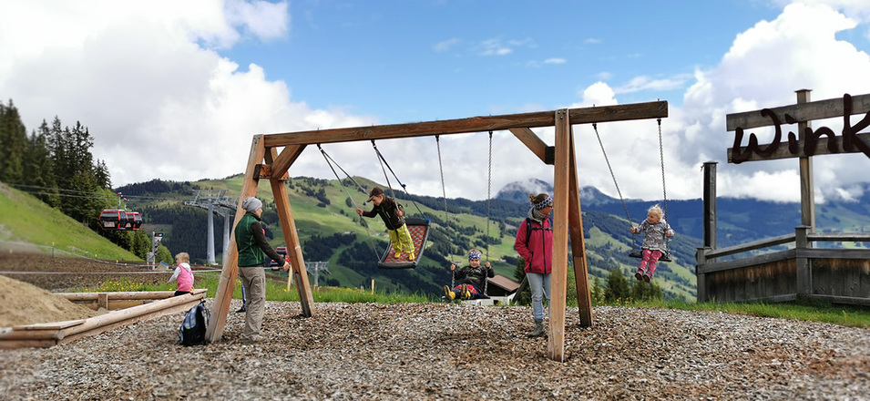 Schaukel und Sandkiste für Kinder