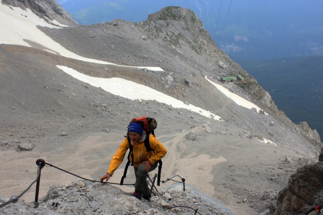 Am Klettersteig, im Hintergrund die Wiener Neustädter Hütte