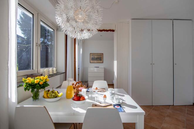 Ausziehbarer Esstisch und ein großer Kleiderschrank