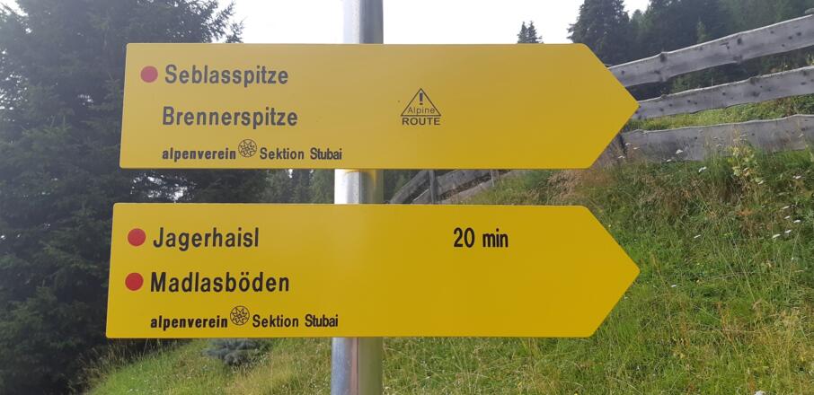 Wegweiser auf der Brandstattalm.