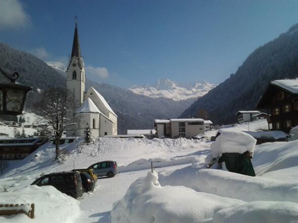 Blick auf die Lobspitze und Kirche Hl Nikolaus