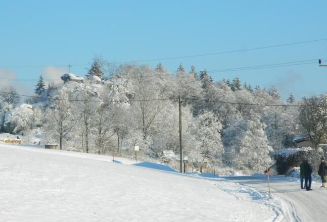 Felsen mit Kreuz beim Weg zur Burgstallmauer
