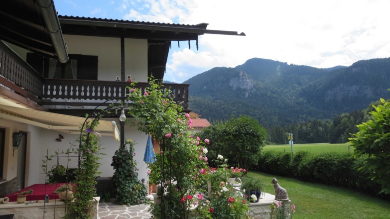 Terasse und Garten; Blick auf den Setzberg