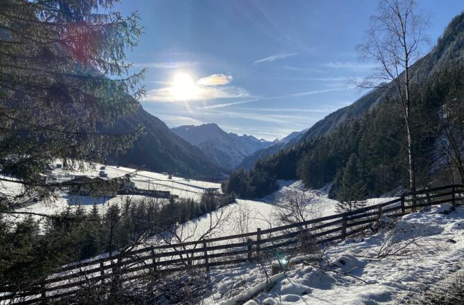 Wanderweg mit Blick zum Stubaier Gletscher