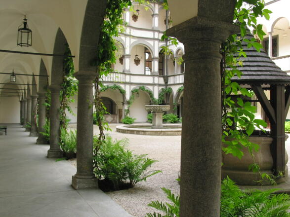 Arkadenhof - Blick zum Brunnen