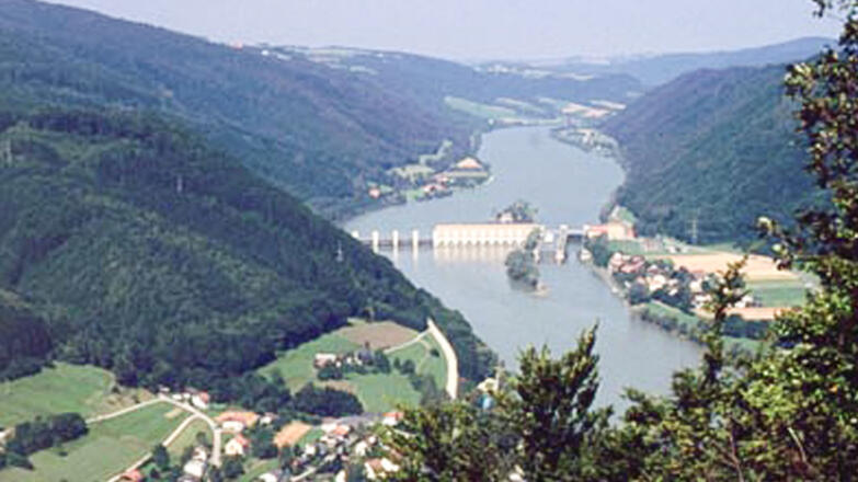 Oberes-Donau-und-Aschachtal_aufgestautes-oberes-Donautal-mit-Kraftwerk-Jochenstein_c-Grims-Franz_web