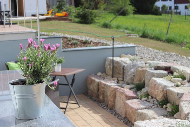 Gäste-Terrasse im Frühling