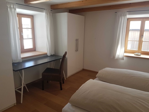 Schlafzimmer mit Schreibtisch