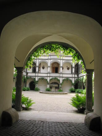 Arkadenhof -  Blick vom Tunnel in den Hof