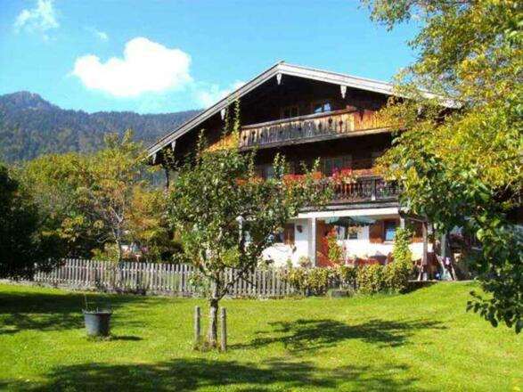 Mit viel Garten rund um das Haus liegt unser Haus wunderschön ruhig im Ortsteil Enterfels. 5 Gehmin. ins Dorf