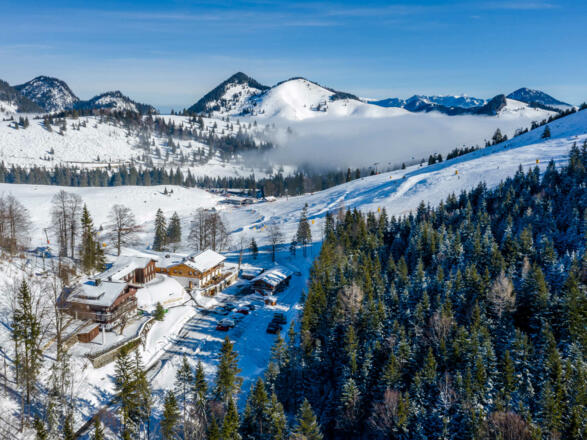 Blick auf das Berghotel Sudelfeld im Winter