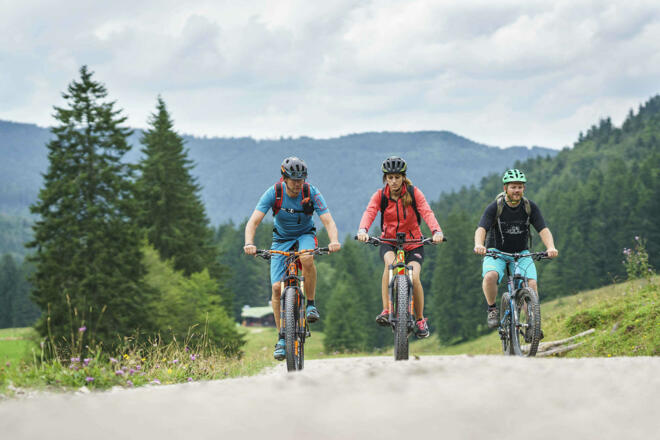 Radwege und geführte Radtouren finden Sie am wunderschönen Tegernsee.
