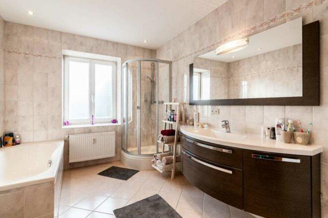 Großzügiges Bad mit Dusche und Badewanne