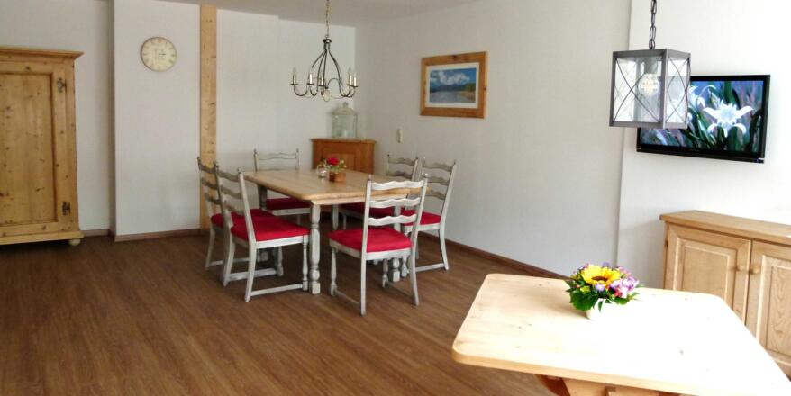 Wohnraum mit Küche in FeWo 2 mit Terrasse im 1. OG