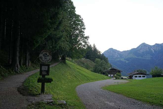 Blick zum Berggasthof Streichen mit Bergpanorama