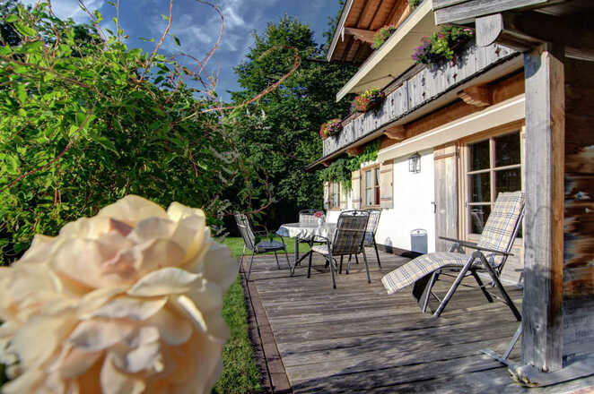 Die Terrasse ist perfekt, um entspannt den Tag zu verbringen, oder am Abend gemütlich zu grillen.