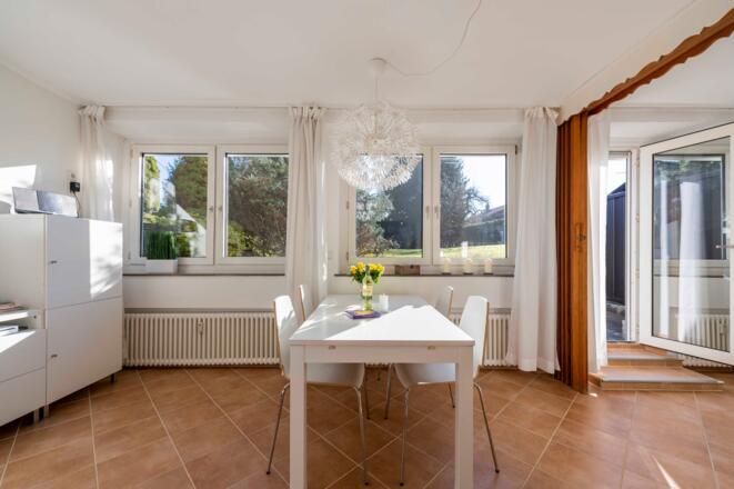 Helles, freundliches & geräumiges Wohnzimmer