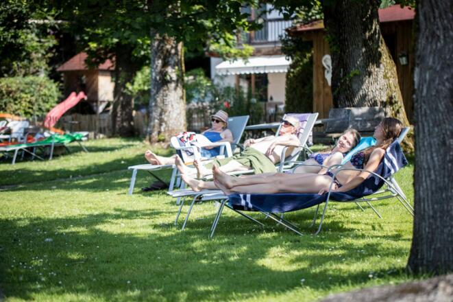 Unsere einmalige Liegewiese am See