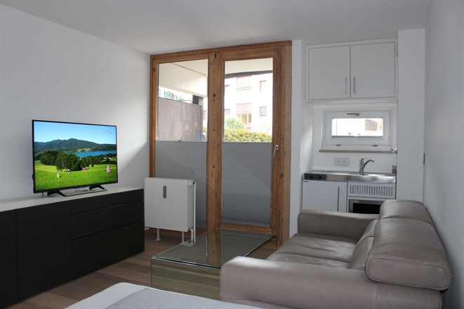 Wohn-und Schlafraum mit hochwertiger Ausstattung u.a. Natuzzi-Ledercouch