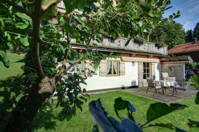 Der Blick auf die Bergkulisse rund um den See ist traumhaft, und in zwei Minuten haben Sie den Tegernsee und die Seesauna erreicht.