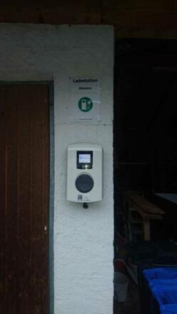 Wenn Sie ein Elektroauto fahren können Sie bequem am hauseigenen Parkplatz aufladen.