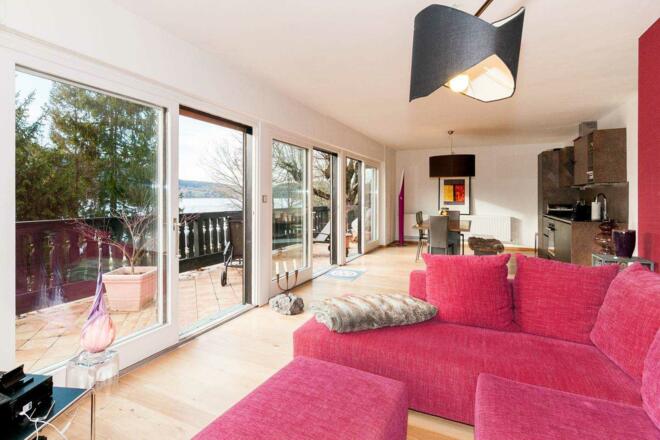 Wohn-Esszimmer mit Panoramablick und großzügiger 80 m2 Terrasse