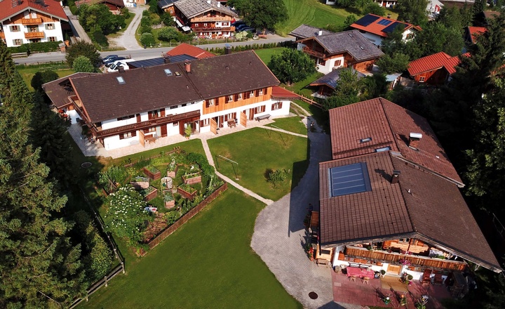 Bauerngarten und Liegewiese von oben