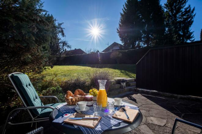 Blick von der Terrasse in den wunderschönen Garten