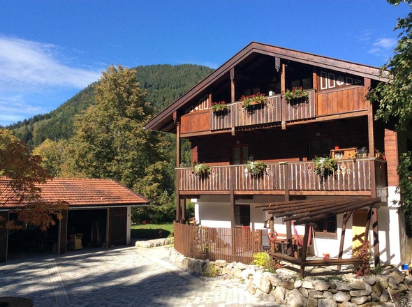 Süd Hausansicht, Garagen und Bike/Ski Abstellraum.