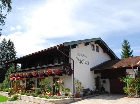 Hausansicht im Sommer