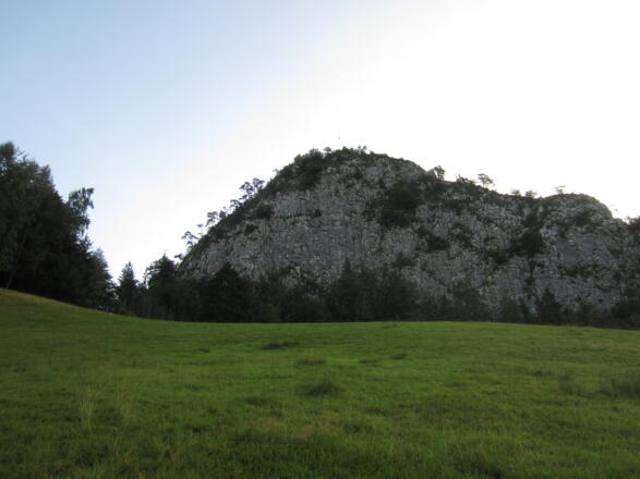 Kleiner Barmstein mit Maibaum am Gipfel