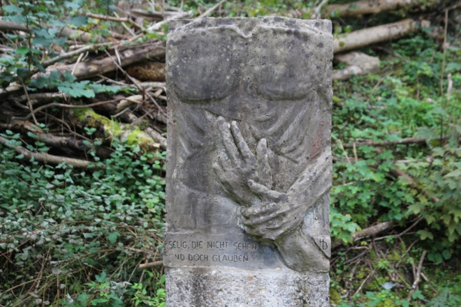 Stele "Selig, die nicht sehen und doch glauben"