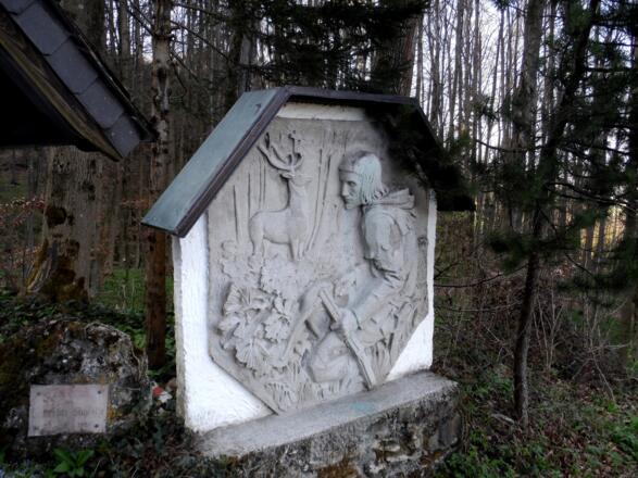 Denkmal bei Hubertuskapelle
