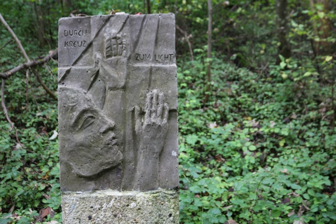 Durch Kreuz zum Licht