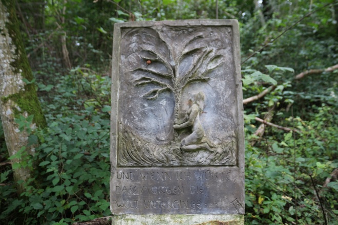 Stele "Und wenn ich wüsste, dass morgen die Welt unterginge..."