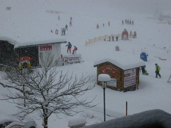 Ausblick im Winter zum Skilift mit Skischule