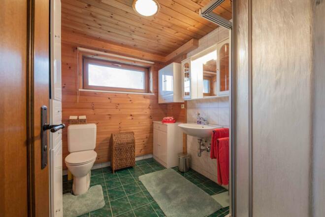 Bad mit Dusche und WC