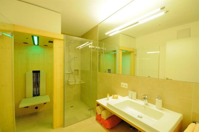 App B Dusche mit Infrarotkabine