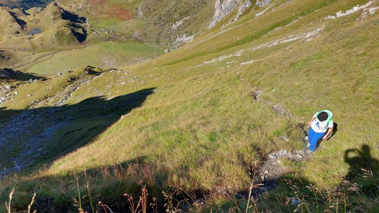 Steil aber nicht wirklich absturzgefährdet - der Weg ins Tarntal. Unten die faszinierende Knappenkuchl.