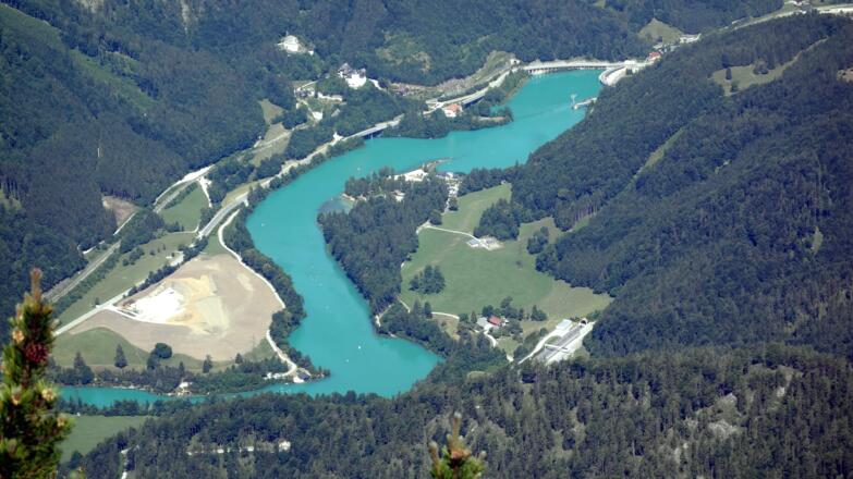 Tiefblick zum Stausee und zum Schloß Klaus