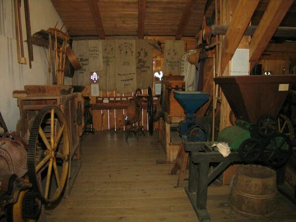 Bäuerliche Arbeitsgeräte aus der Zeit zwischen 1800 und 1900.