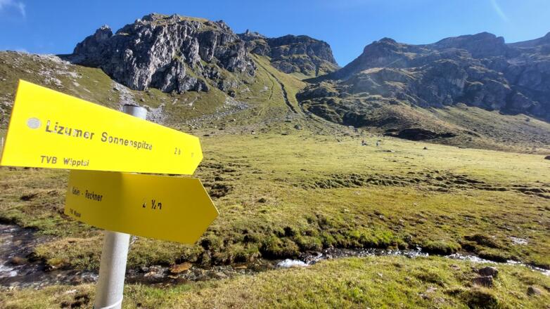 Die Weggabelung in der Knappenkuchl. Wir zweigen links (östlich) ab: "Lizumer Sonnenspitze".