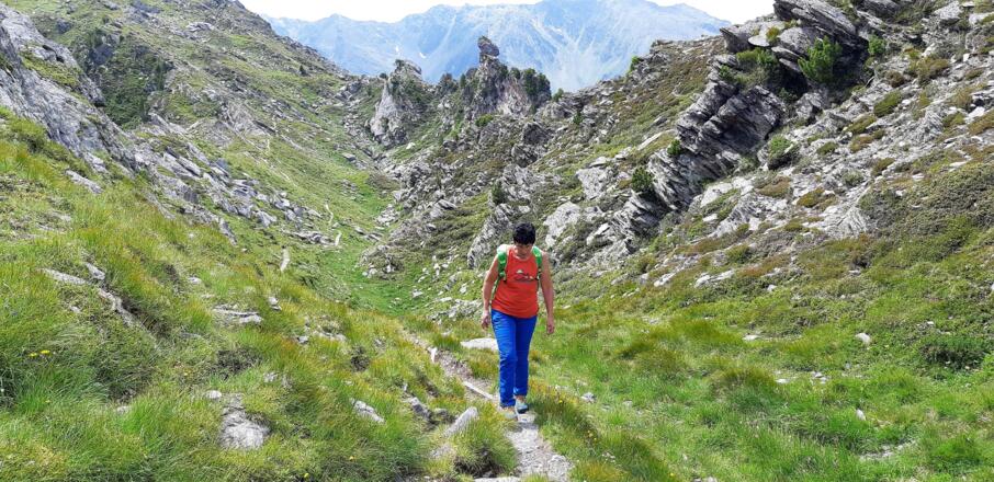 Zurück in die Einsattelung und wieder ein Stück ansteigen, bevor man auf die Westseite wechselt.