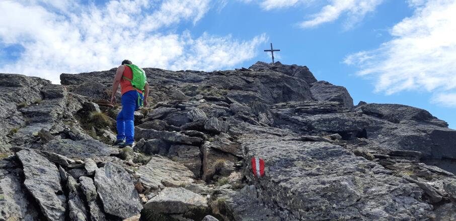 ... zunehmend felsig und hin und wieder ...