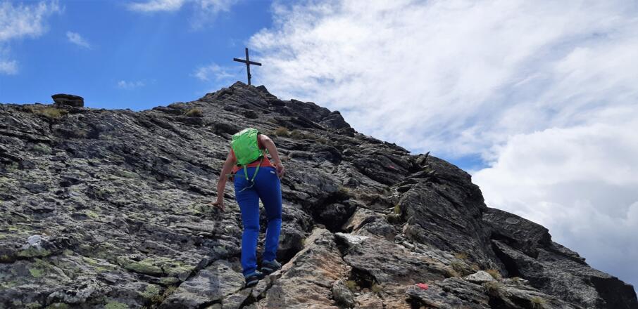 ... kommen die Hände zum Einsatz - Merkmale eines schwierigen Bergweges (schwarz).