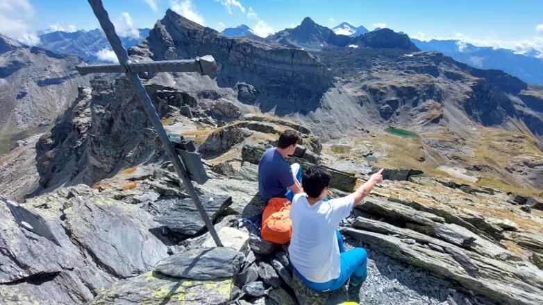 Am Gipfel der Tarntaler Köpfe. Hinten die Lizumer Sonnenspitze, dahinter der Reckner, ganz hinten der Olperer.