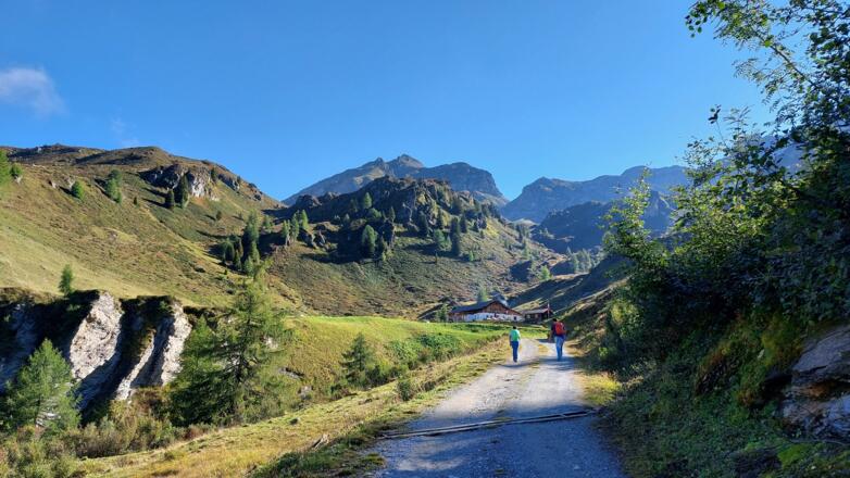 Kurz vor der Klammalm (Ausschank). Ganz hinten die Tarntaler Köpfe, der markante Einschnitt bildet das Tarntal.