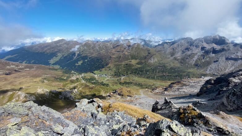 Blick vom Gipfel in das Wattental bzw. die Wattener Lizum mit Truppenübungsplatz und AV-Hütte. Ganz links der Gilfert, ganz rechts die Kalkwand.